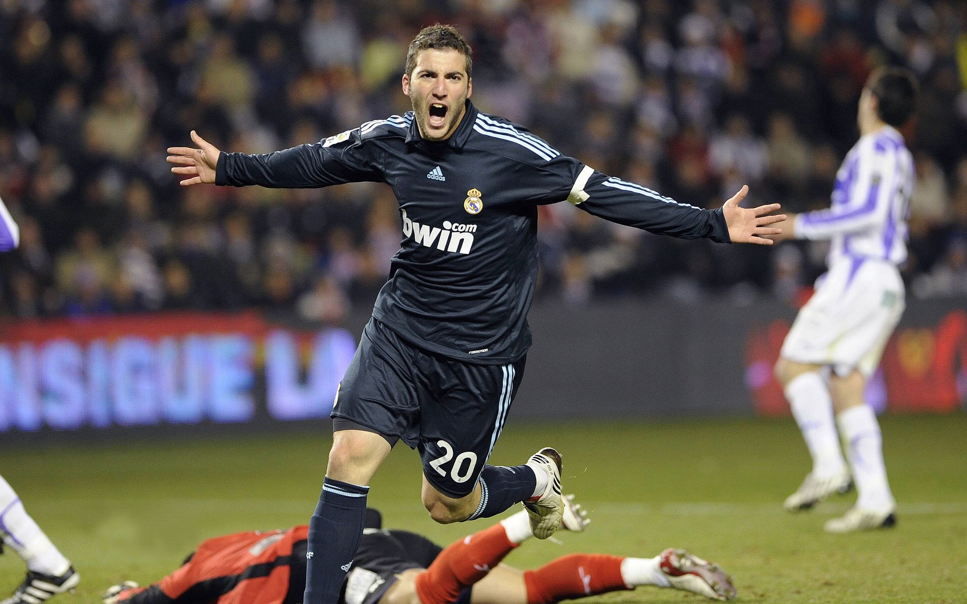 斯滕伯根决赛中段加速领跑赛道，斯腾伯格图片